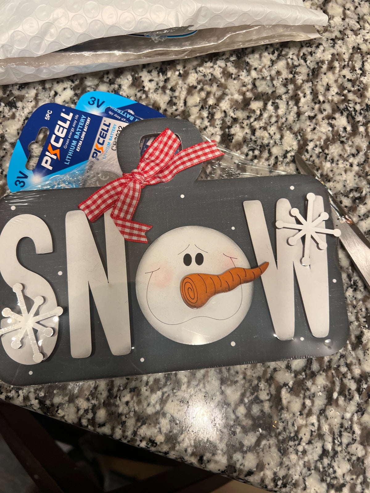 Snow shovel shelf sitter