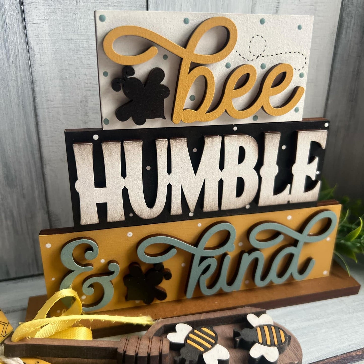 Bee Shelf Sitter