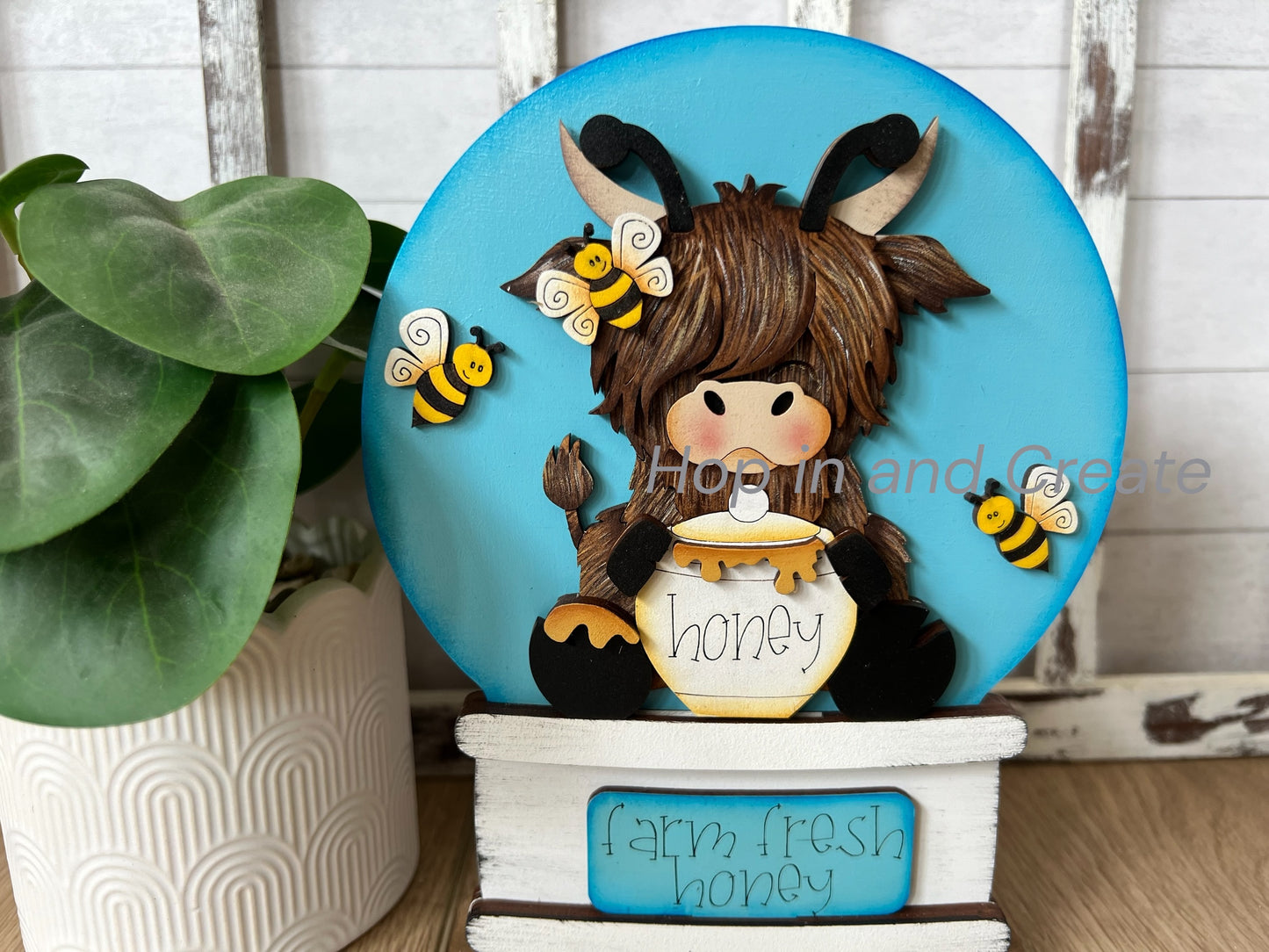 Highland Cow Bee Easel Globe Insert