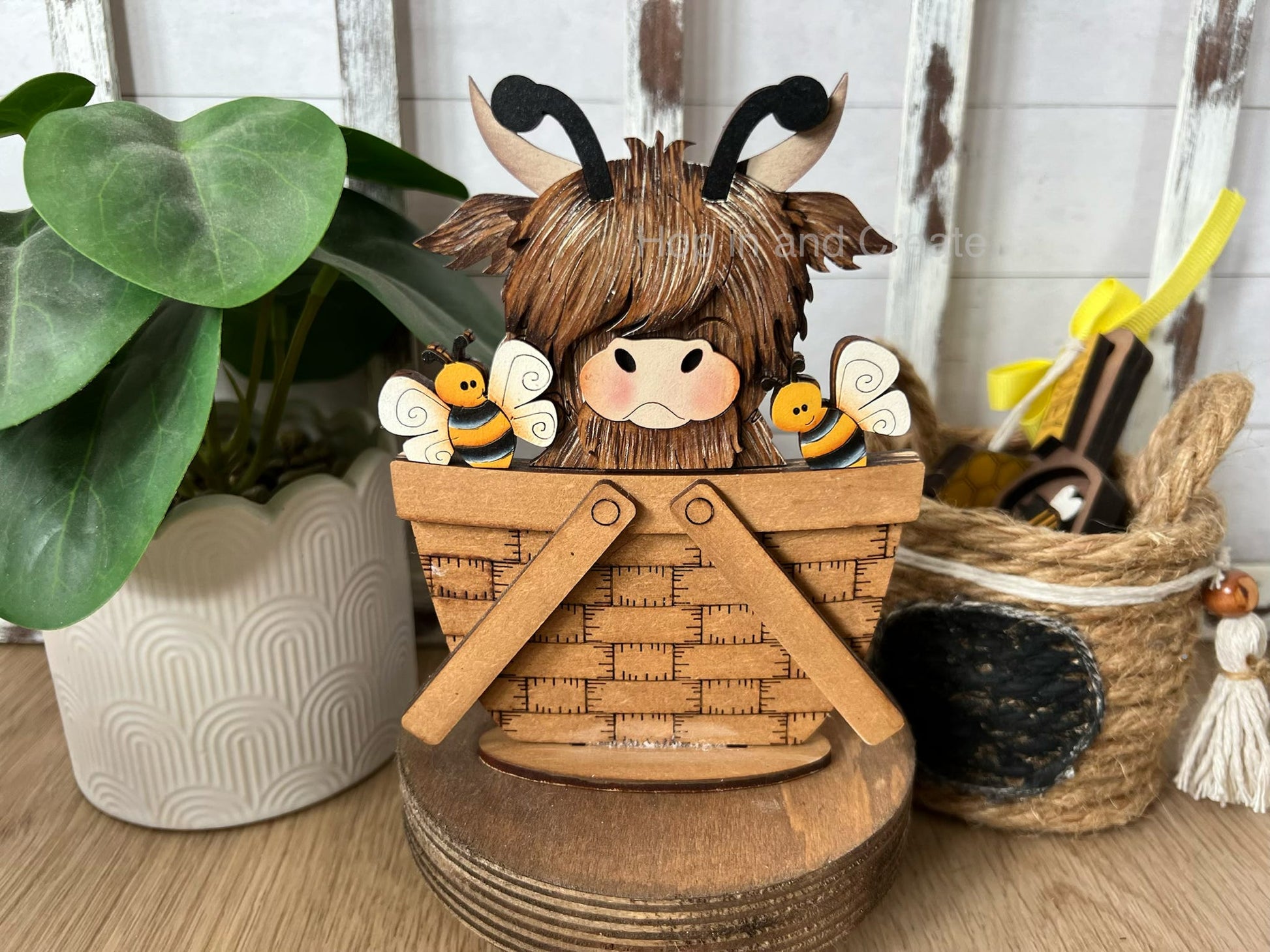 This mini basket insert features patriotic moose ready for the fireworks. It’s the perfect way to refresh your space for summer without adding extra clutter.

